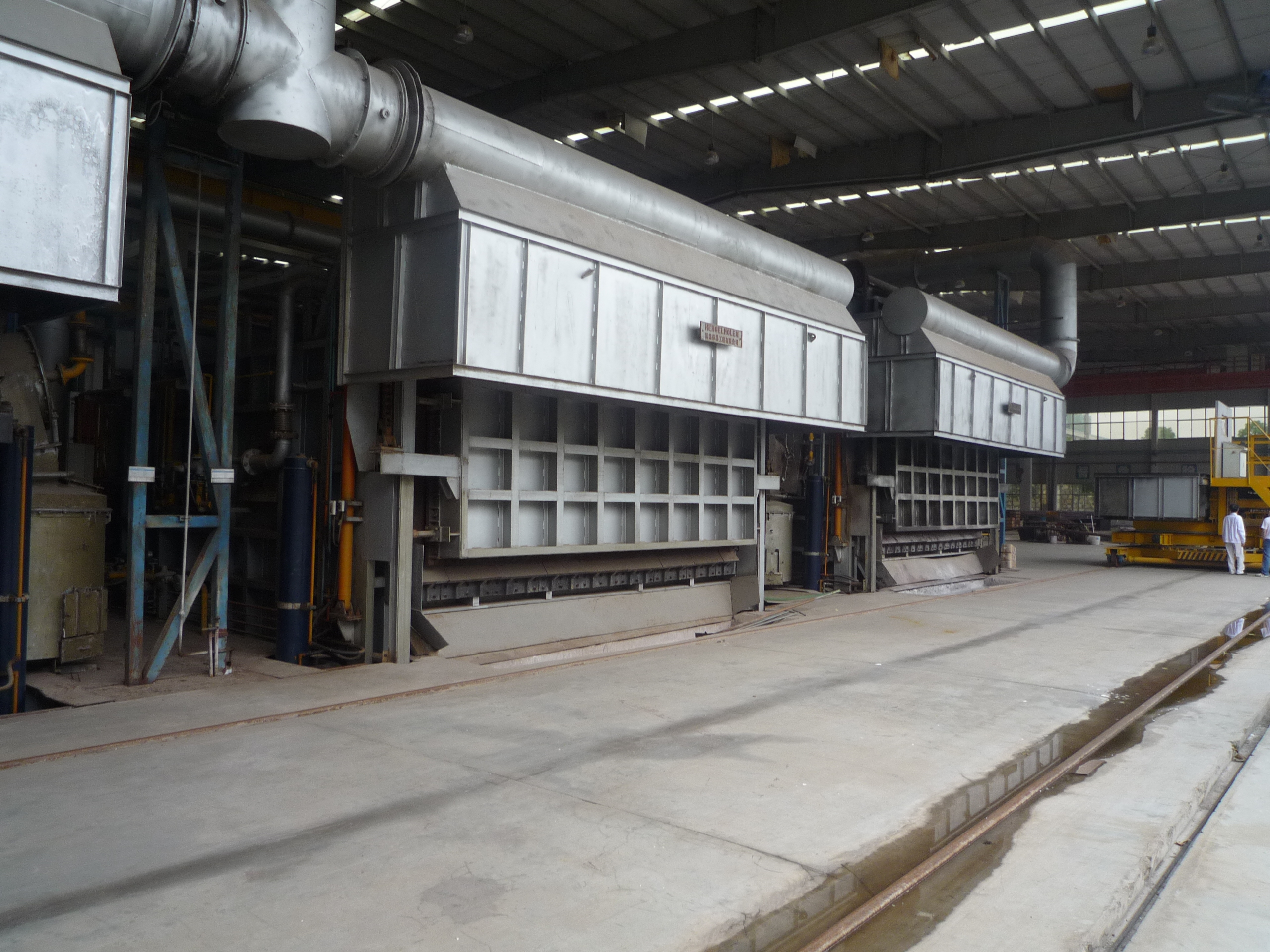 Aluminum melting furnace